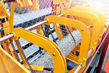 Wire mesh weaving machine