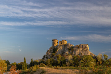 Obraz premium Chateau de l´Hers ruins near Chateauneuf-du-Pape, Provence, France