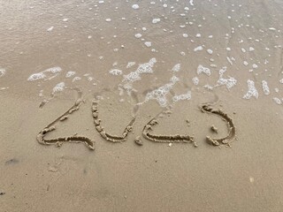 Jahreswechsel / Silvester 2023 / 2024 - Jahreszahl 2024 in den Sand am Strand geschrieben