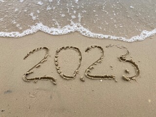 Jahreswechsel / Silvester 2023 / 2024 - Jahreszahl 2024 in den Sand am Strand geschrieben