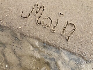 Moin als Gruß in den Sand geschrieben am Strand an der Nordsee in Cuxhaven - 640318040
