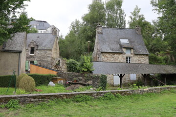 Fototapeta na wymiar Bâtiment typique, vu de l'extérieur, village de Rochefort-en-Terre, département du Morbihan, Bretagne, France