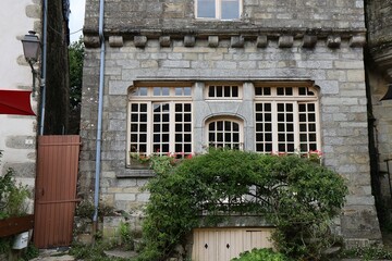 Fototapeta na wymiar Bâtiment typique, vu de l'extérieur, village de Rochefort-en-Terre, département du Morbihan, Bretagne, France