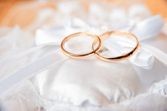 Couple of gold wedding rings