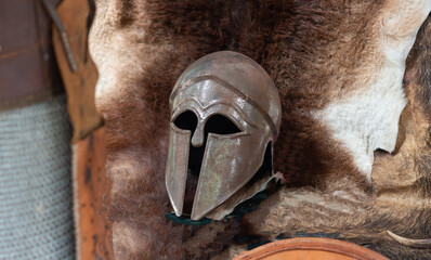 casco romano o corintio sobre una piel animal