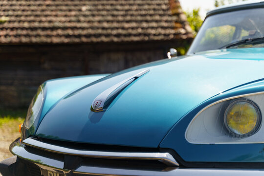 Background image on the logo located on the hood of the Citroen ds 21