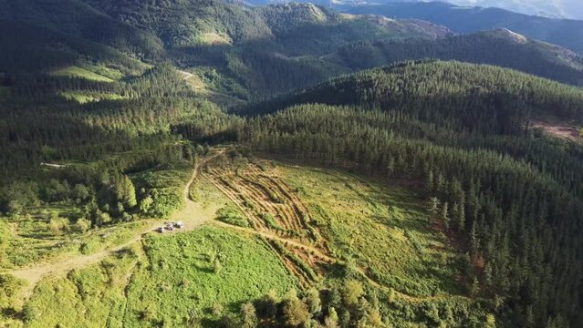 Toma a&eacute;rea de la cima de la monta&ntilde;a iluminada por los rayos del sol