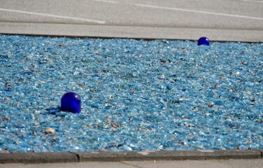 Blaue Glasscherben auf der Straße als Deko