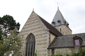 Fototapeta na wymiar L'église Notre Dame de la Tronchaye, village de Rochefort-en-Terre, département du Morbihan, Bretagne, France