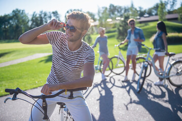 Obraz premium Friends cycling in park