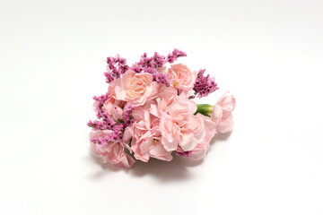 白背景のスターチスとカーネーションの花束