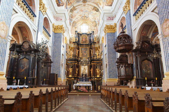 Święta Lipka. Nawa gł&oacute;wna.