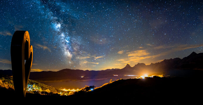 Panor&aacute;mica nocturna de Ria&ntilde;o con la V&iacute;a L&aacute;ctea (Castilla y Le&oacute;n)