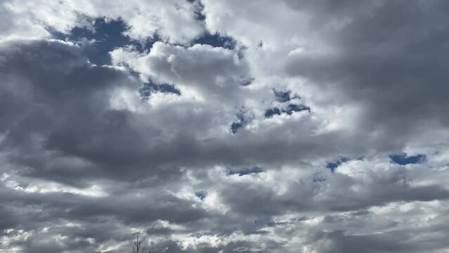 Time Lapse 4K de nubes en la ciudad de Los Andes, Chile. Se ve nublado justo antes de la lluvia. Nubarrones