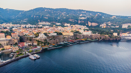 Obraz premium The Amalfi Coast is a breathtaking stretch of coastline in southern Italy, known for its vertiginous cliffs adorned with colorful villages, turquoise waters, and lush terraced gardens.