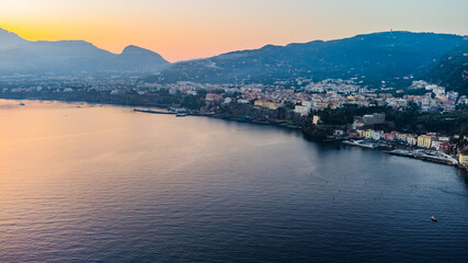 Obraz premium The Amalfi Coast is a breathtaking stretch of coastline in southern Italy, known for its vertiginous cliffs adorned with colorful villages, turquoise waters, and lush terraced gardens.