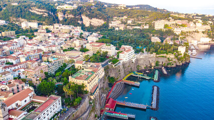 Obraz premium The Amalfi Coast is a breathtaking stretch of coastline in southern Italy, known for its vertiginous cliffs adorned with colorful villages, turquoise waters, and lush terraced gardens. 