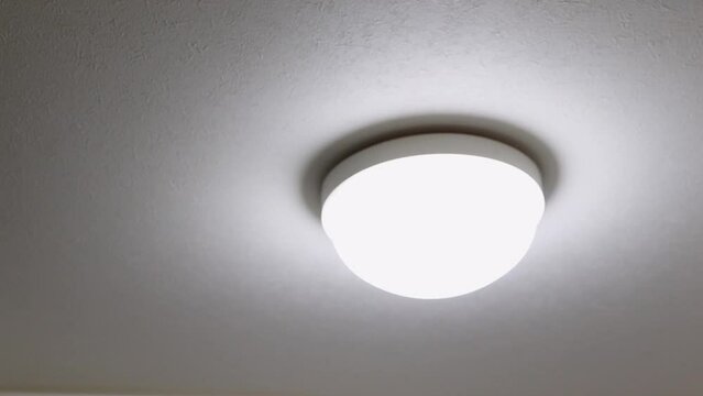 天井の照明をつける
