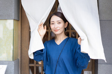 暖簾をくぐる女性　日本料理　外食