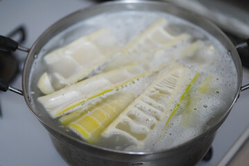 真竹タケノコのあく抜きをする様子