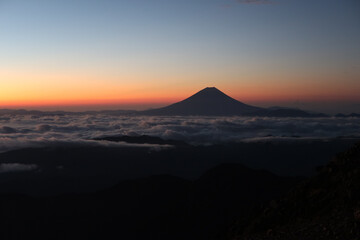 日本百名山の間ノ岳の頂上からの景色
