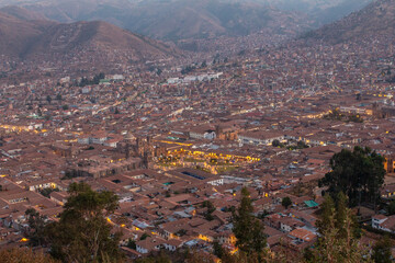 Vista de la ciudad de Cusco al anochecer desde el mirador del Cristo Blanco, se observan luces de la Plaza de Armas