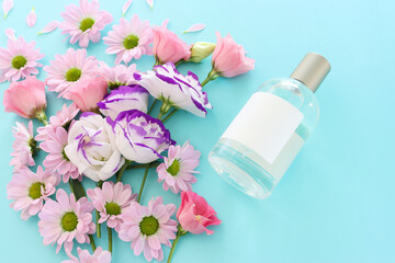 Obraz na płótnie Canvas Image of clean elegant perfume bottle over pastel blue background