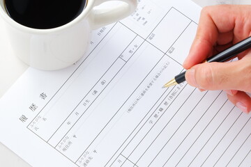 就職活動や転職活動に必要な履歴書を手書きで記入する