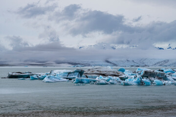 Jökulsarlon lagoon in southern iceland in summer - floating drift ice from the vatnajökull glacier in the water - stunning landscape