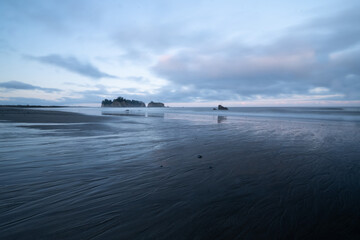 Obraz premium Sunrise over seastacks at Rialto Beach in Olympic National Park.