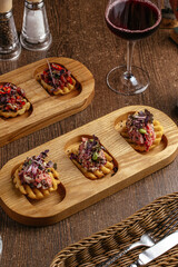 tartare appetizer on potato chips