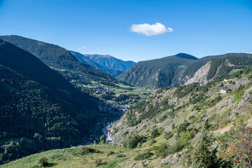 Naklejka premium Autumn Mountain Scenery and Nature