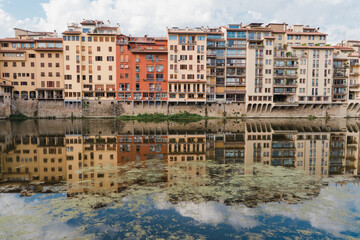 Fototapeta na wymiar Residential buildings on the Arno River, Ponto Vecchio, Florence