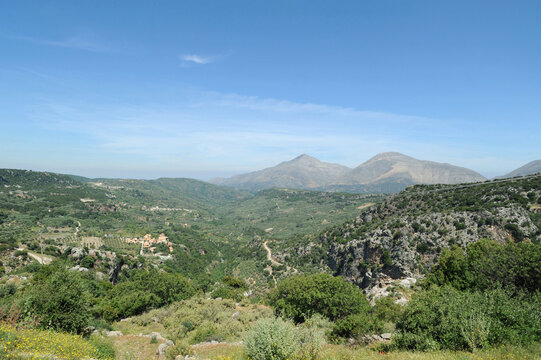 Le mont Kouloukonas en Cr&egrave;te vu depuis Axos