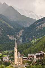 Fototapeta na wymiar Picturesque Heilingenblut church in Grossglockner alpine mountain road. Carintia, Austria