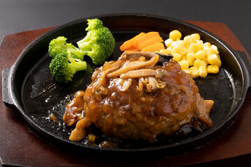 和風ハンバーグステーキ　(キノコ＆オニオンソース)