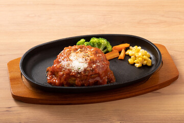 ハンバーグステーキ　(完熟トマトソース)