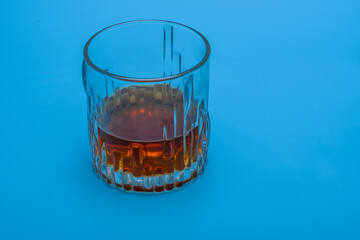 Dobra szkocka whisky w szerokiej okrągłej szklance  - obrazy, fototapety, plakaty