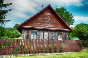 Drewniana wiejska stara chałupa na dalekiej wsi. 
