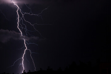 Błyskawica na ciemnym niebie.