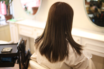 	女性の後ろ姿 美容室イメージ