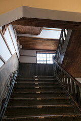 歴史ある木造校舎の階段