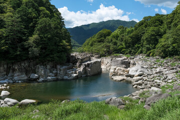 水流の侵食によって形成された木曽川の寝覚ノ床