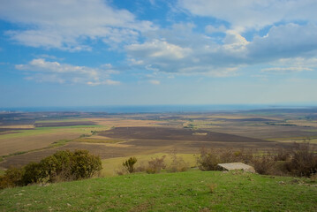 Obraz premium Panoramic view of the endless horizon of fields on a clear sunny day
