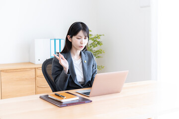 ヘッドセットをつけて話をする女性弁護士
