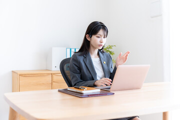 ヘッドセットをつけて話をする女性弁護士