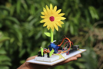 Prototype of electronic sunflower made using LDR sensor and servo. Working model arduino projects made for mini engineering project