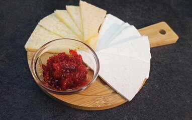 Tagliere di formaggi e peperoncino. 