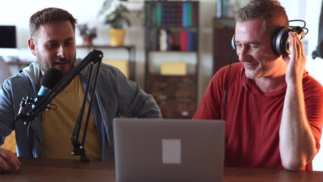 Proyecto sin título 1men in a recording studio with laptop headphones and microphone, podcaster, influencer.