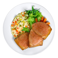 prato com pedaço de carne bovina acompanhado de arroz com legumes e salada de folhas verdes visto de cima isolado em fundo transparente - carne vermelha assada com arroz e salada